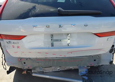 2024 Volvo Xc60 Recharge Plug-In Hybrid T8 Plus Dark Theme z USA, uszkodzony, nr VIN YV4H60DL1R1933867